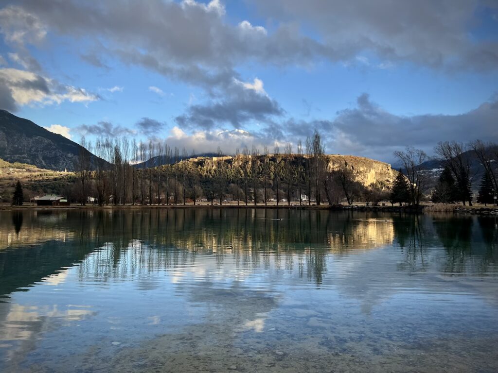 Le plan d'eau d'Eygliers et une vue le rocher de Mont Dauphin