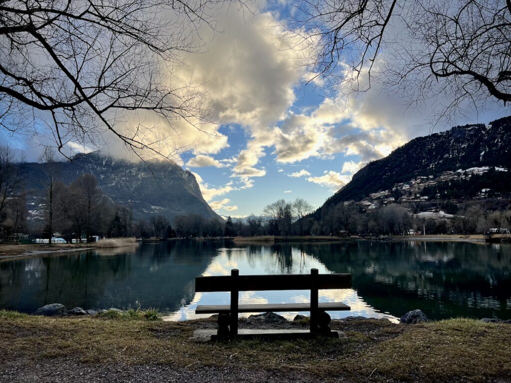 Un banc avec vue au plan d'eau d'Eygliers