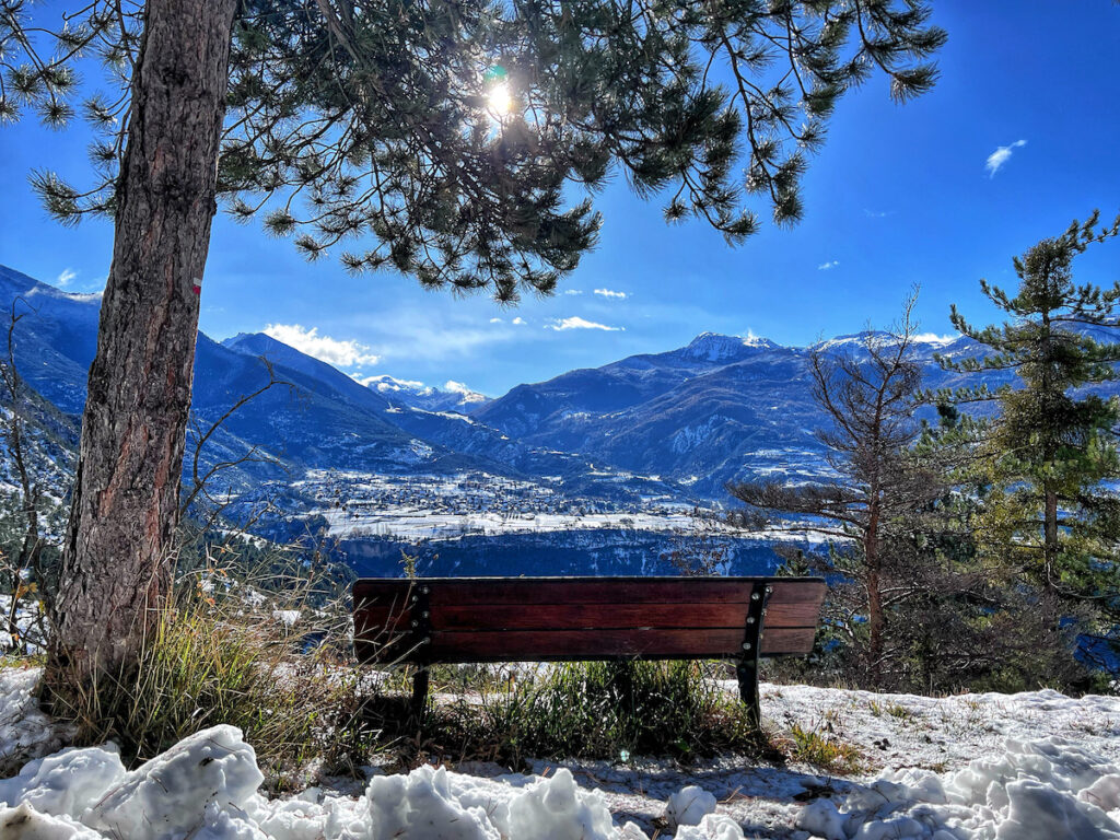 Un banc avec vue sur Guillestre